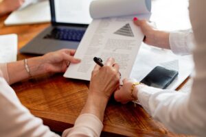 Do kiedy płaci się alimenty? Obalamy mit 18. i 26. roku życia