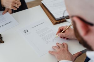 Intercyza po ślubie – jak legalnie wprowadzić rozdzielność majątkową w trakcie małżeństwa?