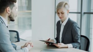 Umorzenie postępowania – co oznacza, kiedy do niego dochodzi i jakie niesie skutki prawne?